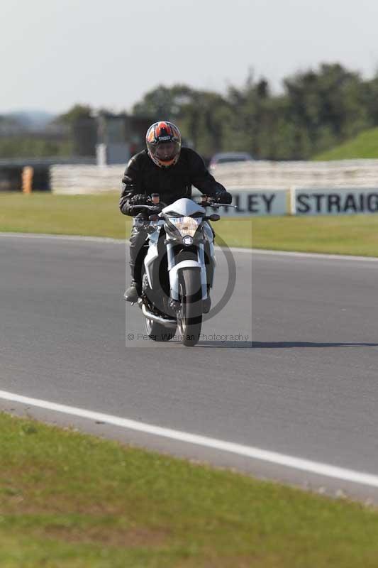 Motorcycle action photographs;Trackday digital images;event digital images;eventdigitalimages;no limits trackday;peter wileman photography;snetterton;snetterton circuit norfolk;snetterton photographs;trackday;trackday photos