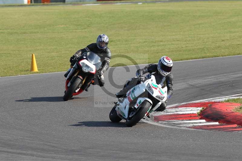 Motorcycle action photographs;Trackday digital images;event digital images;eventdigitalimages;no limits trackday;peter wileman photography;snetterton;snetterton circuit norfolk;snetterton photographs;trackday;trackday photos