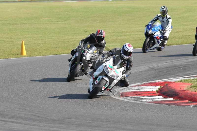 Motorcycle action photographs;Trackday digital images;event digital images;eventdigitalimages;no limits trackday;peter wileman photography;snetterton;snetterton circuit norfolk;snetterton photographs;trackday;trackday photos