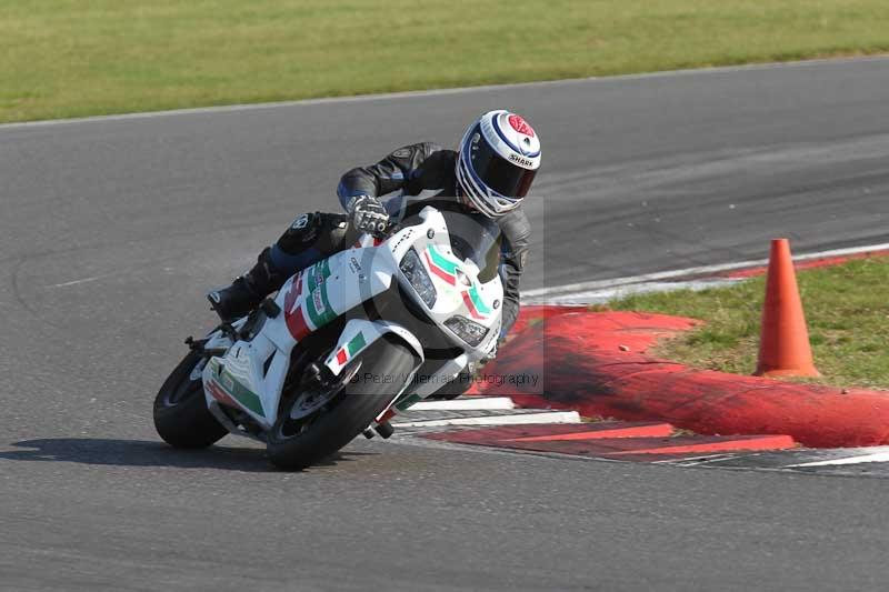 Motorcycle action photographs;Trackday digital images;event digital images;eventdigitalimages;no limits trackday;peter wileman photography;snetterton;snetterton circuit norfolk;snetterton photographs;trackday;trackday photos