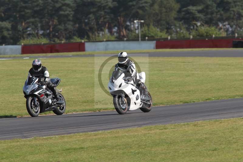 Motorcycle action photographs;Trackday digital images;event digital images;eventdigitalimages;no limits trackday;peter wileman photography;snetterton;snetterton circuit norfolk;snetterton photographs;trackday;trackday photos