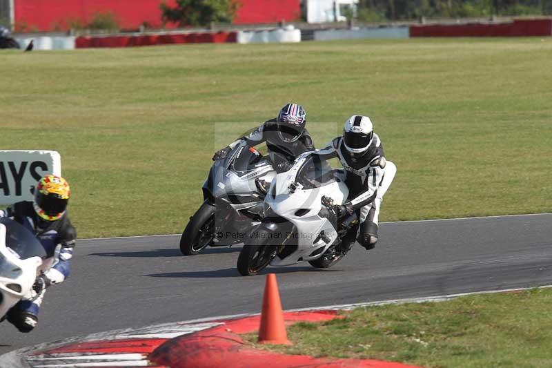 Motorcycle action photographs;Trackday digital images;event digital images;eventdigitalimages;no limits trackday;peter wileman photography;snetterton;snetterton circuit norfolk;snetterton photographs;trackday;trackday photos