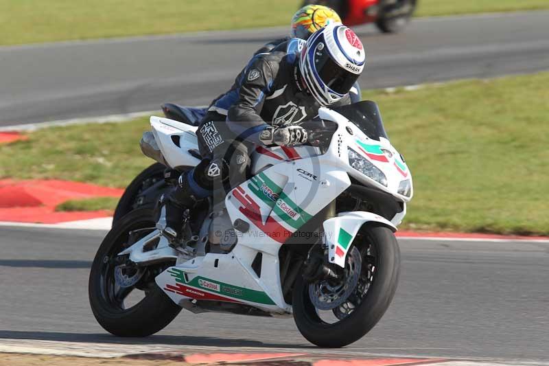 Motorcycle action photographs;Trackday digital images;event digital images;eventdigitalimages;no limits trackday;peter wileman photography;snetterton;snetterton circuit norfolk;snetterton photographs;trackday;trackday photos