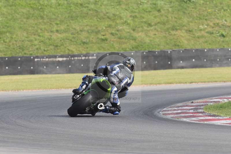 Motorcycle action photographs;Trackday digital images;event digital images;eventdigitalimages;no limits trackday;peter wileman photography;snetterton;snetterton circuit norfolk;snetterton photographs;trackday;trackday photos