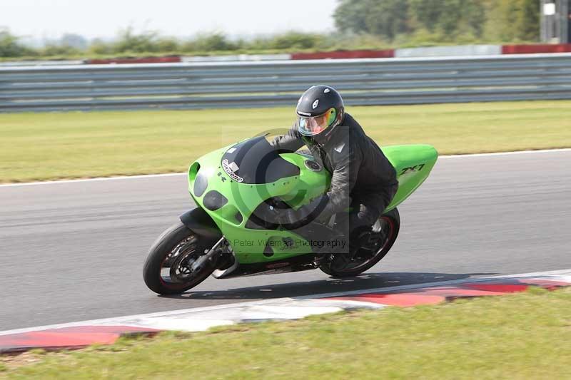 Motorcycle action photographs;Trackday digital images;event digital images;eventdigitalimages;no limits trackday;peter wileman photography;snetterton;snetterton circuit norfolk;snetterton photographs;trackday;trackday photos