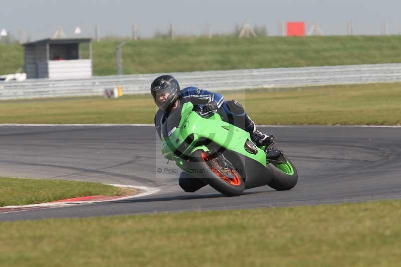 Motorcycle action photographs;Trackday digital images;event digital images;eventdigitalimages;no limits trackday;peter wileman photography;snetterton;snetterton circuit norfolk;snetterton photographs;trackday;trackday photos