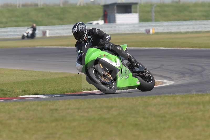 Motorcycle action photographs;Trackday digital images;event digital images;eventdigitalimages;no limits trackday;peter wileman photography;snetterton;snetterton circuit norfolk;snetterton photographs;trackday;trackday photos