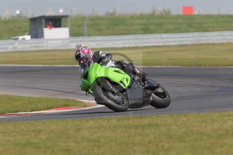 Motorcycle action photographs;Trackday digital images;event digital images;eventdigitalimages;no limits trackday;peter wileman photography;snetterton;snetterton circuit norfolk;snetterton photographs;trackday;trackday photos