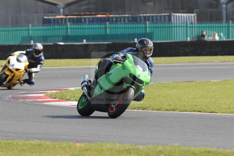 Motorcycle action photographs;Trackday digital images;event digital images;eventdigitalimages;no limits trackday;peter wileman photography;snetterton;snetterton circuit norfolk;snetterton photographs;trackday;trackday photos
