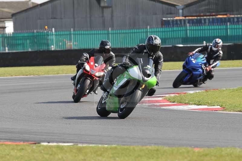 Motorcycle action photographs;Trackday digital images;event digital images;eventdigitalimages;no limits trackday;peter wileman photography;snetterton;snetterton circuit norfolk;snetterton photographs;trackday;trackday photos