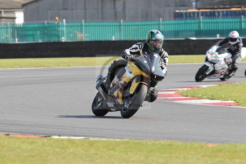 Motorcycle action photographs;Trackday digital images;event digital images;eventdigitalimages;no limits trackday;peter wileman photography;snetterton;snetterton circuit norfolk;snetterton photographs;trackday;trackday photos