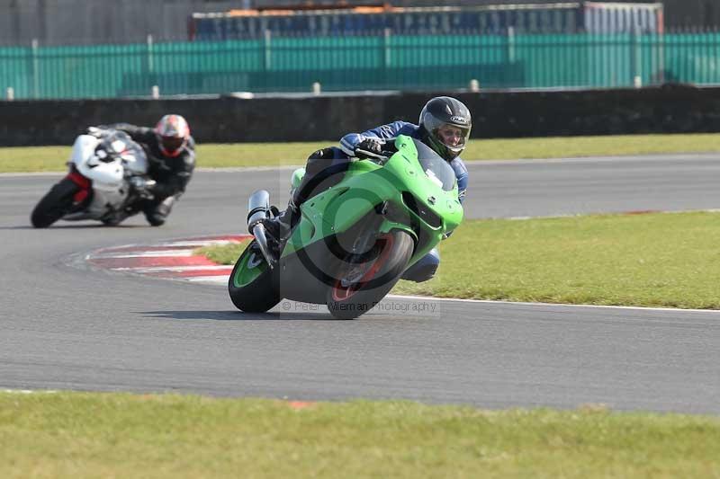 Motorcycle action photographs;Trackday digital images;event digital images;eventdigitalimages;no limits trackday;peter wileman photography;snetterton;snetterton circuit norfolk;snetterton photographs;trackday;trackday photos