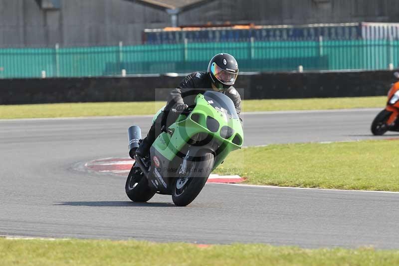 Motorcycle action photographs;Trackday digital images;event digital images;eventdigitalimages;no limits trackday;peter wileman photography;snetterton;snetterton circuit norfolk;snetterton photographs;trackday;trackday photos
