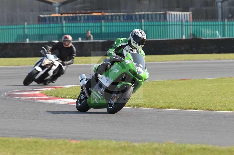 Motorcycle action photographs;Trackday digital images;event digital images;eventdigitalimages;no limits trackday;peter wileman photography;snetterton;snetterton circuit norfolk;snetterton photographs;trackday;trackday photos