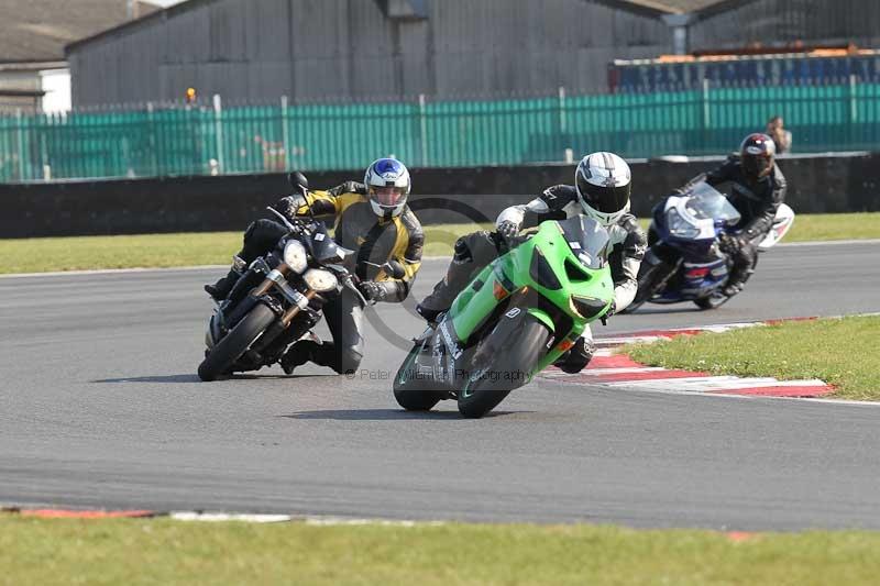 Motorcycle action photographs;Trackday digital images;event digital images;eventdigitalimages;no limits trackday;peter wileman photography;snetterton;snetterton circuit norfolk;snetterton photographs;trackday;trackday photos