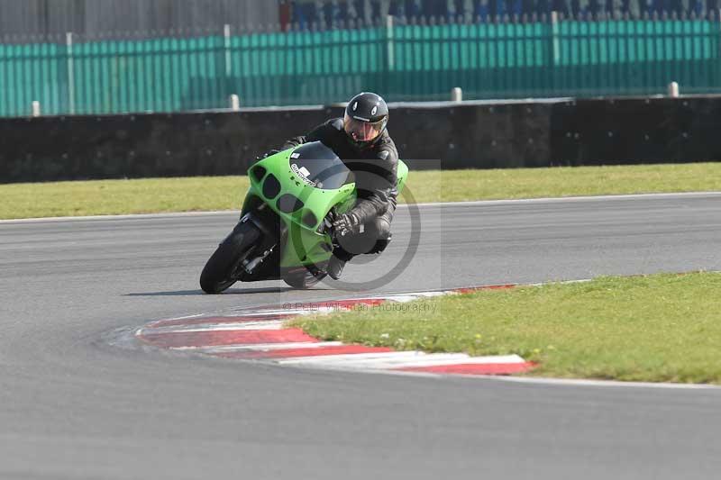 Motorcycle action photographs;Trackday digital images;event digital images;eventdigitalimages;no limits trackday;peter wileman photography;snetterton;snetterton circuit norfolk;snetterton photographs;trackday;trackday photos