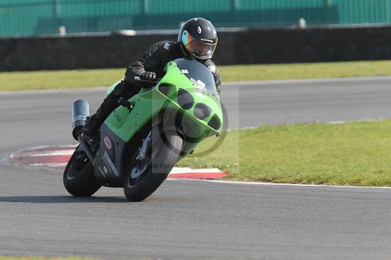Motorcycle action photographs;Trackday digital images;event digital images;eventdigitalimages;no limits trackday;peter wileman photography;snetterton;snetterton circuit norfolk;snetterton photographs;trackday;trackday photos