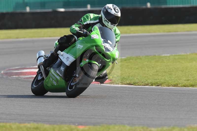 Motorcycle action photographs;Trackday digital images;event digital images;eventdigitalimages;no limits trackday;peter wileman photography;snetterton;snetterton circuit norfolk;snetterton photographs;trackday;trackday photos
