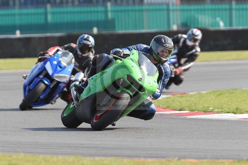 Motorcycle action photographs;Trackday digital images;event digital images;eventdigitalimages;no limits trackday;peter wileman photography;snetterton;snetterton circuit norfolk;snetterton photographs;trackday;trackday photos