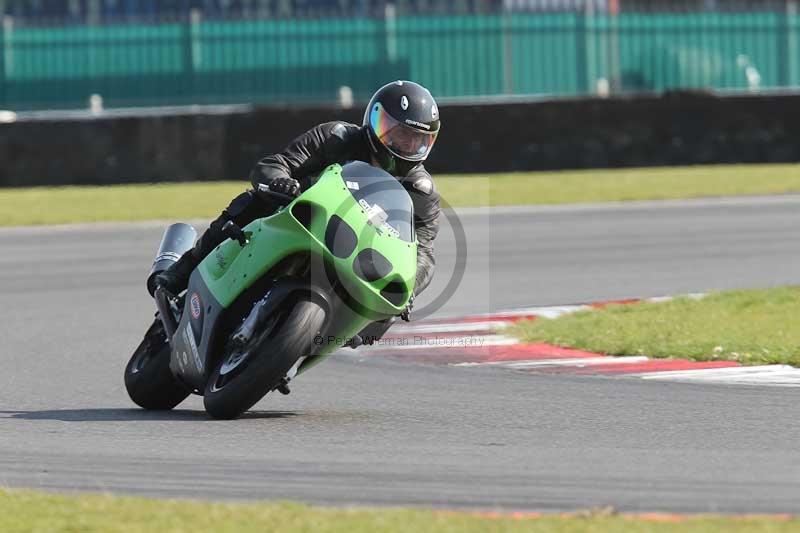Motorcycle action photographs;Trackday digital images;event digital images;eventdigitalimages;no limits trackday;peter wileman photography;snetterton;snetterton circuit norfolk;snetterton photographs;trackday;trackday photos