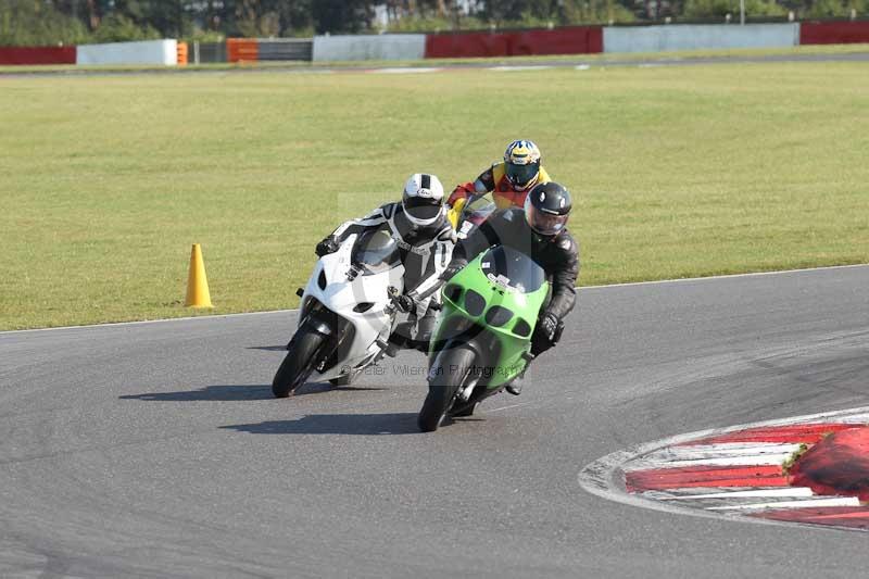 Motorcycle action photographs;Trackday digital images;event digital images;eventdigitalimages;no limits trackday;peter wileman photography;snetterton;snetterton circuit norfolk;snetterton photographs;trackday;trackday photos