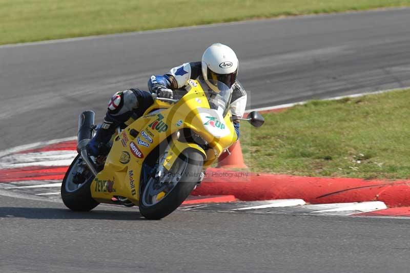 Motorcycle action photographs;Trackday digital images;event digital images;eventdigitalimages;no limits trackday;peter wileman photography;snetterton;snetterton circuit norfolk;snetterton photographs;trackday;trackday photos