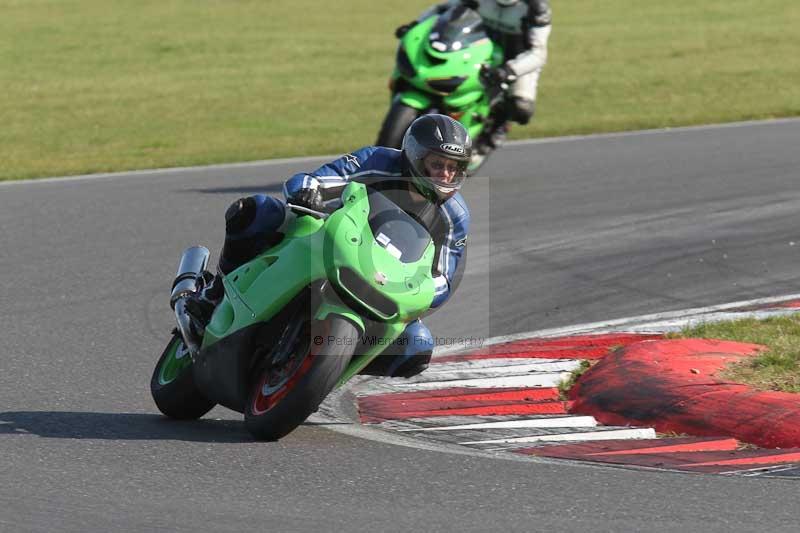 Motorcycle action photographs;Trackday digital images;event digital images;eventdigitalimages;no limits trackday;peter wileman photography;snetterton;snetterton circuit norfolk;snetterton photographs;trackday;trackday photos