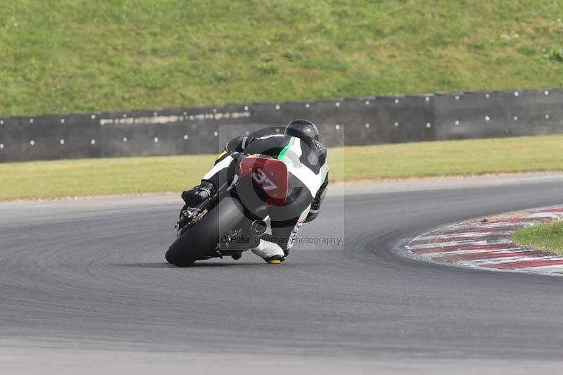 Motorcycle action photographs;Trackday digital images;event digital images;eventdigitalimages;no limits trackday;peter wileman photography;snetterton;snetterton circuit norfolk;snetterton photographs;trackday;trackday photos