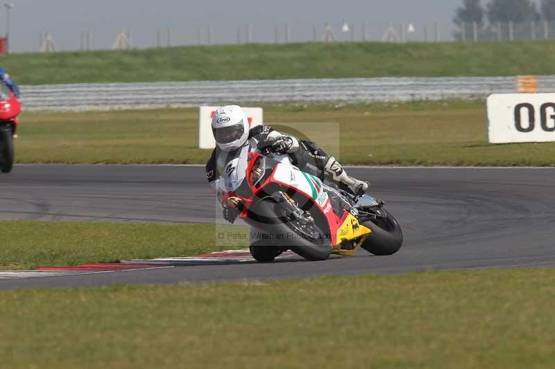 Motorcycle action photographs;Trackday digital images;event digital images;eventdigitalimages;no limits trackday;peter wileman photography;snetterton;snetterton circuit norfolk;snetterton photographs;trackday;trackday photos