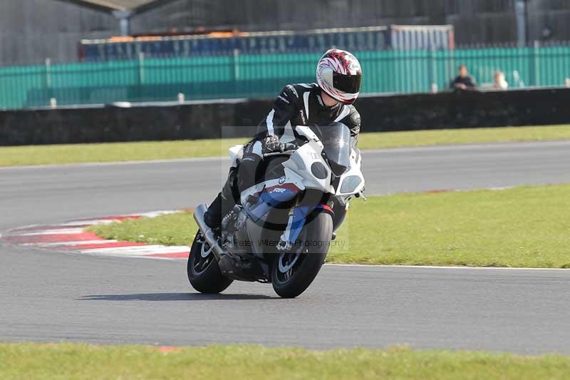 Motorcycle action photographs;Trackday digital images;event digital images;eventdigitalimages;no limits trackday;peter wileman photography;snetterton;snetterton circuit norfolk;snetterton photographs;trackday;trackday photos