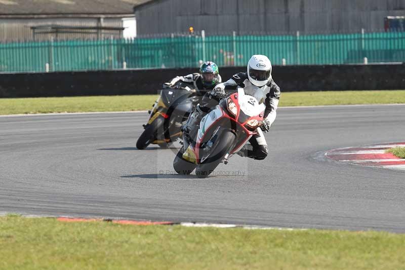 Motorcycle action photographs;Trackday digital images;event digital images;eventdigitalimages;no limits trackday;peter wileman photography;snetterton;snetterton circuit norfolk;snetterton photographs;trackday;trackday photos