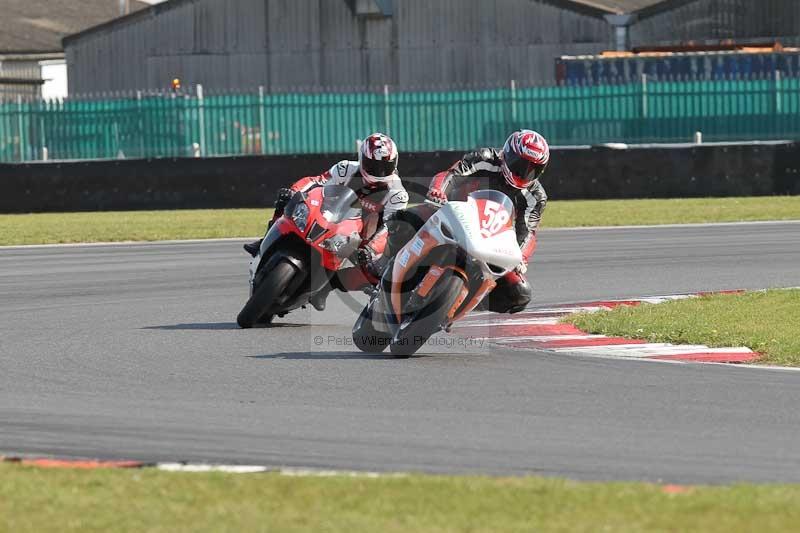 Motorcycle action photographs;Trackday digital images;event digital images;eventdigitalimages;no limits trackday;peter wileman photography;snetterton;snetterton circuit norfolk;snetterton photographs;trackday;trackday photos
