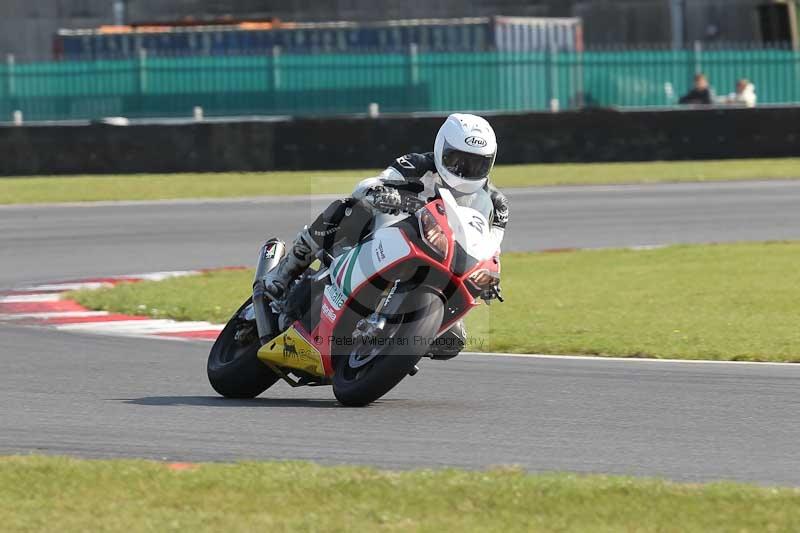 Motorcycle action photographs;Trackday digital images;event digital images;eventdigitalimages;no limits trackday;peter wileman photography;snetterton;snetterton circuit norfolk;snetterton photographs;trackday;trackday photos