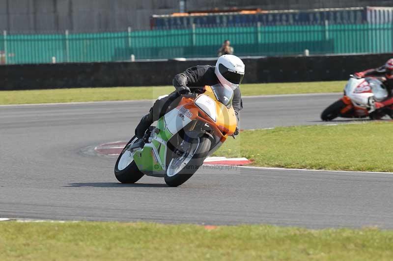 Motorcycle action photographs;Trackday digital images;event digital images;eventdigitalimages;no limits trackday;peter wileman photography;snetterton;snetterton circuit norfolk;snetterton photographs;trackday;trackday photos