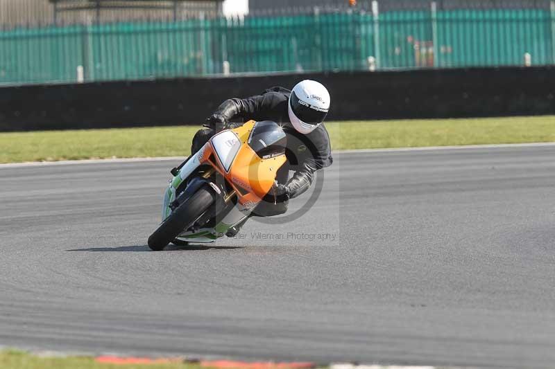 Motorcycle action photographs;Trackday digital images;event digital images;eventdigitalimages;no limits trackday;peter wileman photography;snetterton;snetterton circuit norfolk;snetterton photographs;trackday;trackday photos
