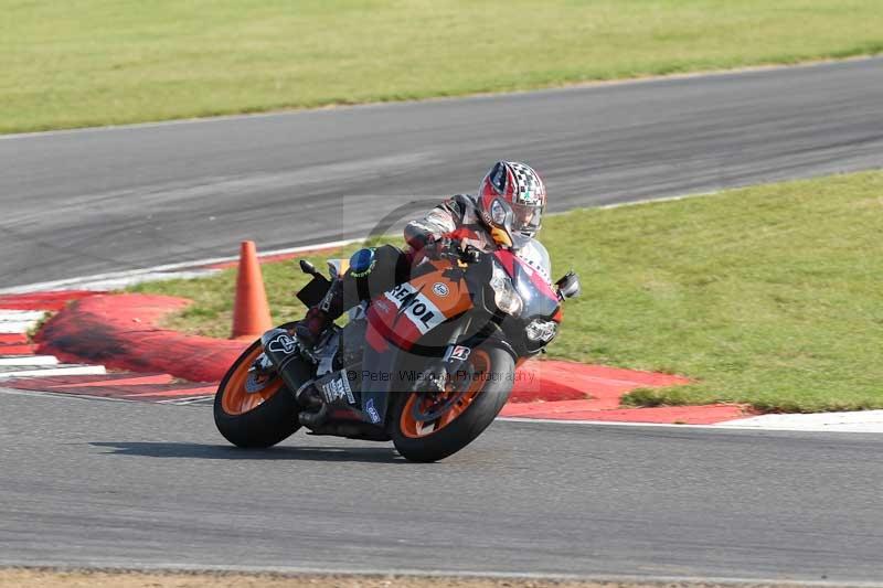 Motorcycle action photographs;Trackday digital images;event digital images;eventdigitalimages;no limits trackday;peter wileman photography;snetterton;snetterton circuit norfolk;snetterton photographs;trackday;trackday photos