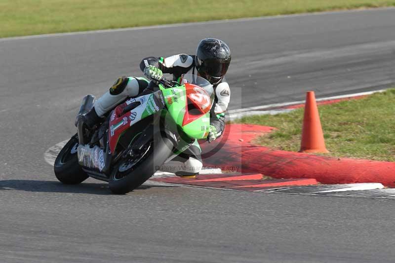 Motorcycle action photographs;Trackday digital images;event digital images;eventdigitalimages;no limits trackday;peter wileman photography;snetterton;snetterton circuit norfolk;snetterton photographs;trackday;trackday photos