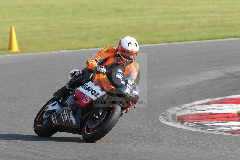 Motorcycle action photographs;Trackday digital images;event digital images;eventdigitalimages;no limits trackday;peter wileman photography;snetterton;snetterton circuit norfolk;snetterton photographs;trackday;trackday photos