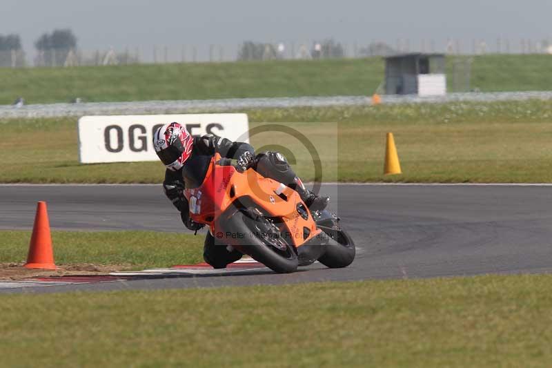 Motorcycle action photographs;Trackday digital images;event digital images;eventdigitalimages;no limits trackday;peter wileman photography;snetterton;snetterton circuit norfolk;snetterton photographs;trackday;trackday photos