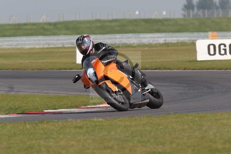 Motorcycle action photographs;Trackday digital images;event digital images;eventdigitalimages;no limits trackday;peter wileman photography;snetterton;snetterton circuit norfolk;snetterton photographs;trackday;trackday photos