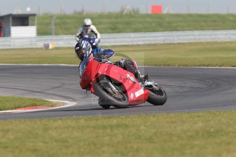 Motorcycle action photographs;Trackday digital images;event digital images;eventdigitalimages;no limits trackday;peter wileman photography;snetterton;snetterton circuit norfolk;snetterton photographs;trackday;trackday photos
