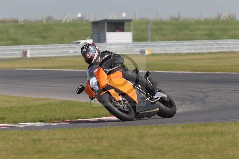 Motorcycle action photographs;Trackday digital images;event digital images;eventdigitalimages;no limits trackday;peter wileman photography;snetterton;snetterton circuit norfolk;snetterton photographs;trackday;trackday photos