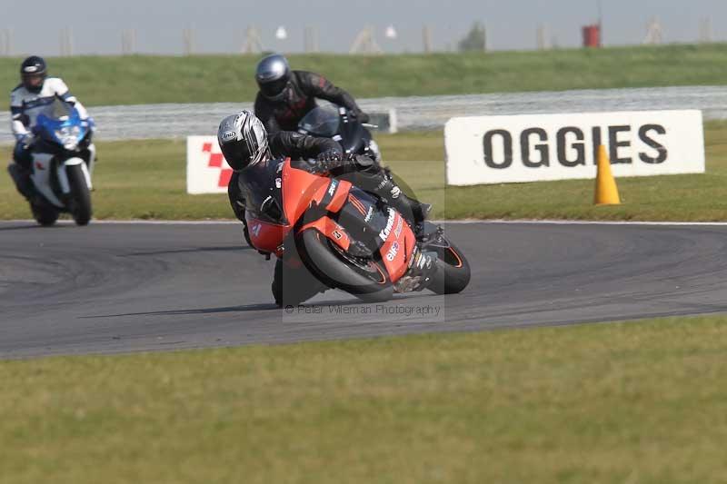 Motorcycle action photographs;Trackday digital images;event digital images;eventdigitalimages;no limits trackday;peter wileman photography;snetterton;snetterton circuit norfolk;snetterton photographs;trackday;trackday photos