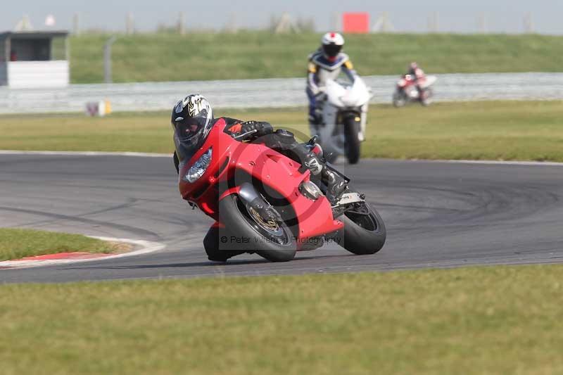 Motorcycle action photographs;Trackday digital images;event digital images;eventdigitalimages;no limits trackday;peter wileman photography;snetterton;snetterton circuit norfolk;snetterton photographs;trackday;trackday photos