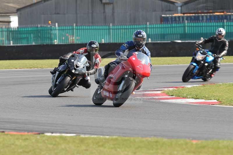 Motorcycle action photographs;Trackday digital images;event digital images;eventdigitalimages;no limits trackday;peter wileman photography;snetterton;snetterton circuit norfolk;snetterton photographs;trackday;trackday photos
