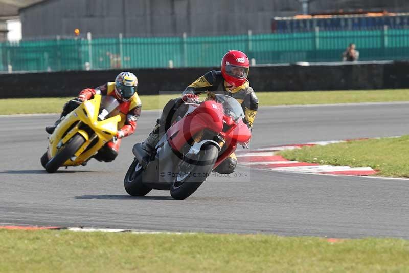 Motorcycle action photographs;Trackday digital images;event digital images;eventdigitalimages;no limits trackday;peter wileman photography;snetterton;snetterton circuit norfolk;snetterton photographs;trackday;trackday photos