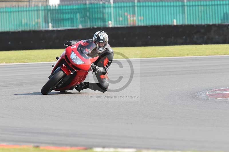 Motorcycle action photographs;Trackday digital images;event digital images;eventdigitalimages;no limits trackday;peter wileman photography;snetterton;snetterton circuit norfolk;snetterton photographs;trackday;trackday photos
