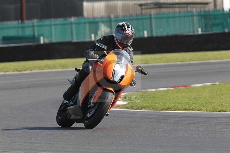 Motorcycle action photographs;Trackday digital images;event digital images;eventdigitalimages;no limits trackday;peter wileman photography;snetterton;snetterton circuit norfolk;snetterton photographs;trackday;trackday photos