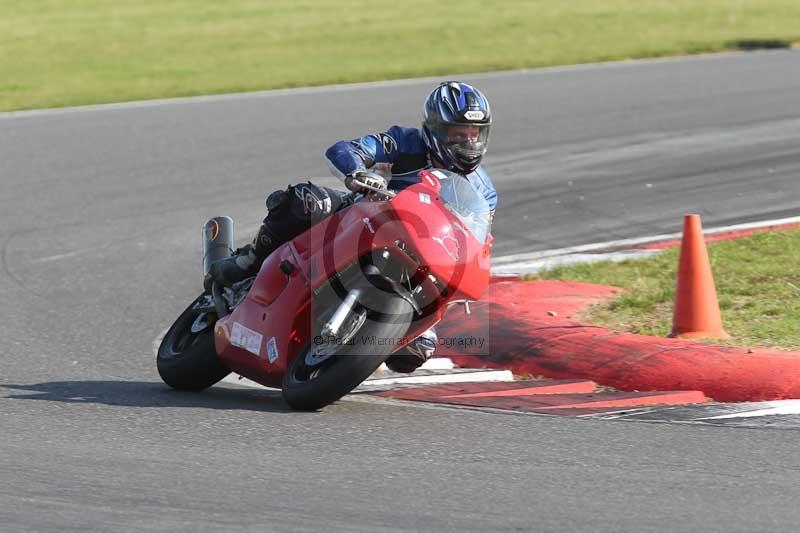 Motorcycle action photographs;Trackday digital images;event digital images;eventdigitalimages;no limits trackday;peter wileman photography;snetterton;snetterton circuit norfolk;snetterton photographs;trackday;trackday photos