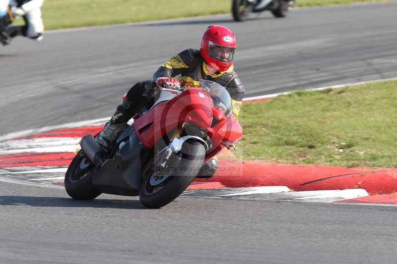 Motorcycle action photographs;Trackday digital images;event digital images;eventdigitalimages;no limits trackday;peter wileman photography;snetterton;snetterton circuit norfolk;snetterton photographs;trackday;trackday photos